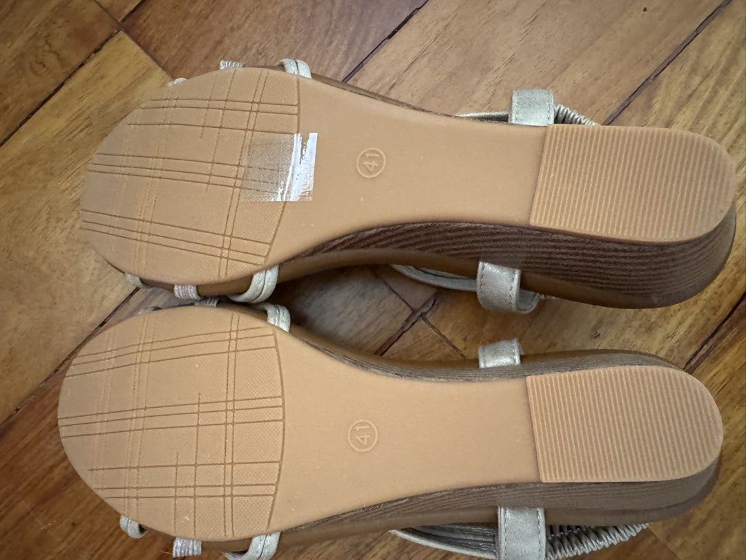 Gold Wedge Sandals Size 41 (Category: Wedges) located in Muntinlupa City. Submitted by tinry (Listing ID 1452712186, Image 3). Description: .