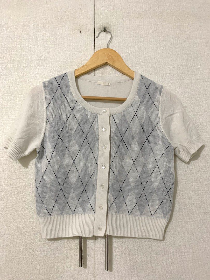 GU WOMEN GRAY SOFT KNIT TOP (Category: Blouses) located in Calamba. Submitted by melaicas (Listing ID 1452812162, Image 2). Description: ARMPIT LAID FLAT-17 inches LENGTH-19 inches .