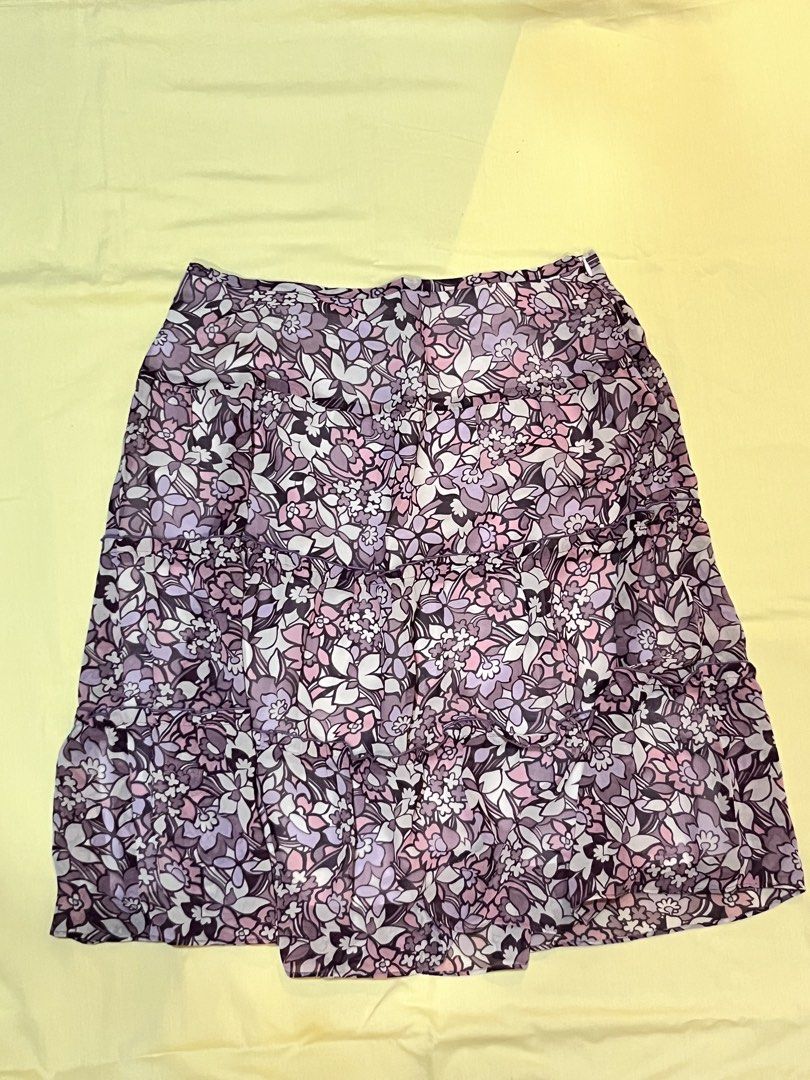 H2O Collection Floral Print Skirt (Category: Skirts) located in Legazpi City. Submitted by sunnisells (Listing ID 1452835577, Image 1). Description: lightweight material ideal! condition: excellent used condition sise: fits s-m.