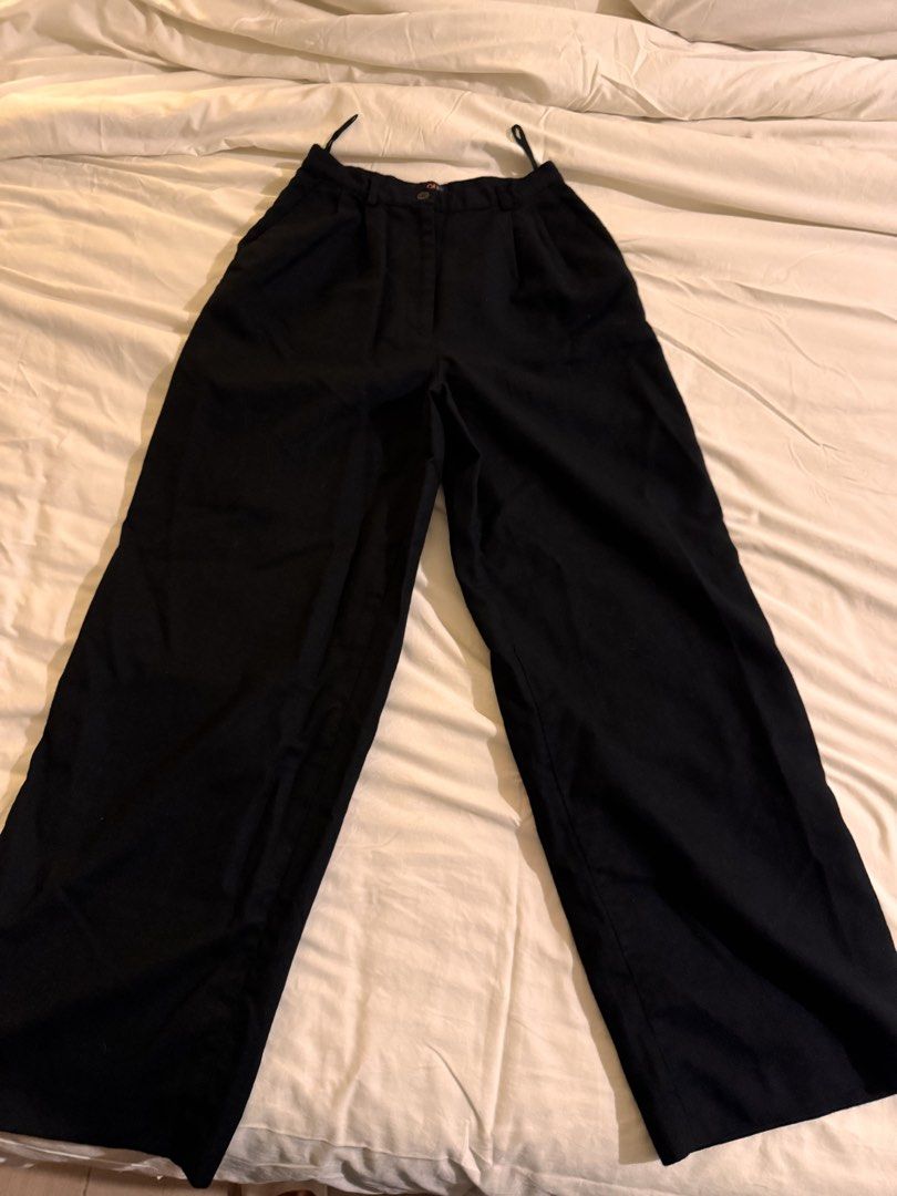 High waist black pants (Category: Jeans) located in Quezon City. Submitted by ianne.declutter (Listing ID 1452806204, Image 1). Description: .
