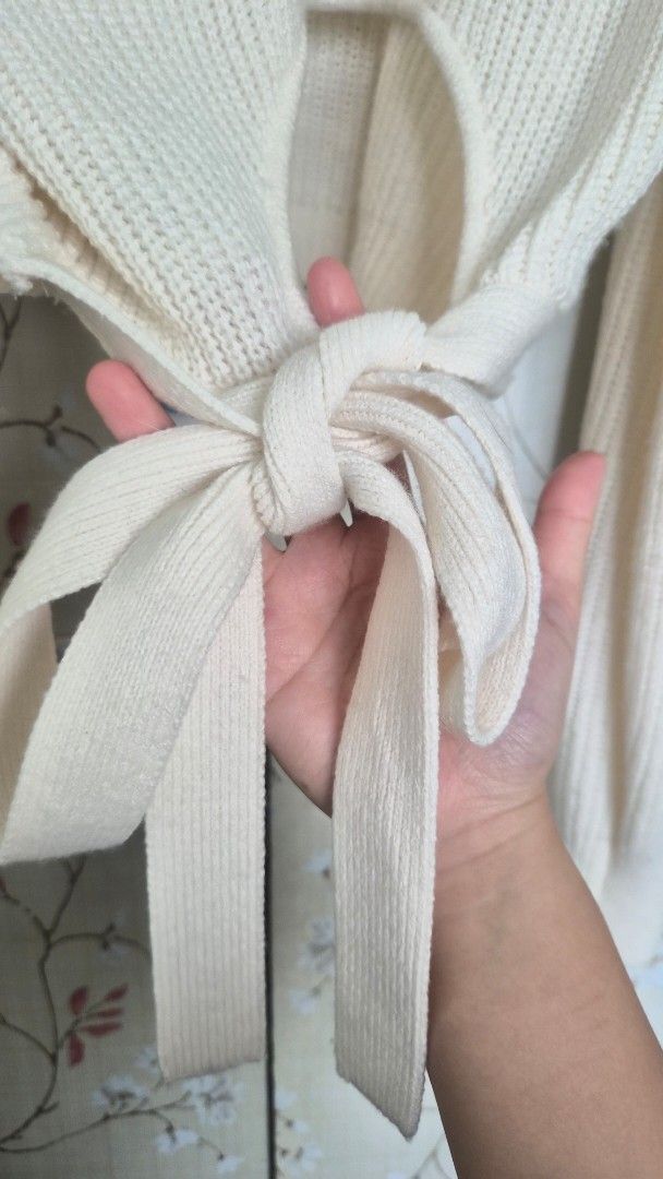 H&M Divided Cream Knit Wrap Sweater (Category: Longsleeves) located in Manila. Submitted by vimcorpuz (Listing ID 1452836869, Image 3). Description: - Cream knit sweater from H&M Divided - Wrap-around tie detail - Long sleeves with ribbed cuffs .