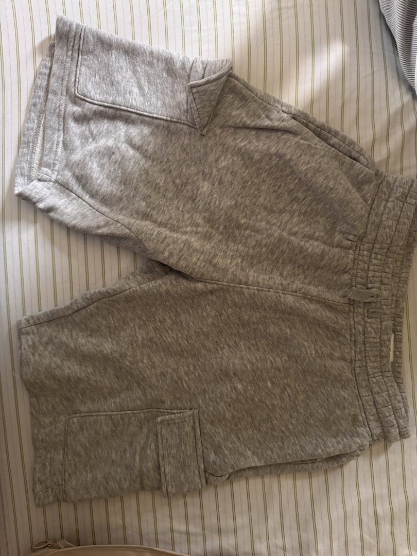 H&M Grey Cargo Shorts 7-10yo (Category: Babies & Kids Fashion) located in Binan City. Submitted by mituz (Listing ID 1452715641, Image 1). Description: - Comfy grey cargo shorts - Elastic waistband with drawstring for a perfect fit - Two convenient side pockets - Two functional cargo pockets - Ideal for everyday casual wear - Easily pairs with t-shirts and hoodie - W 13inches - L17inches.