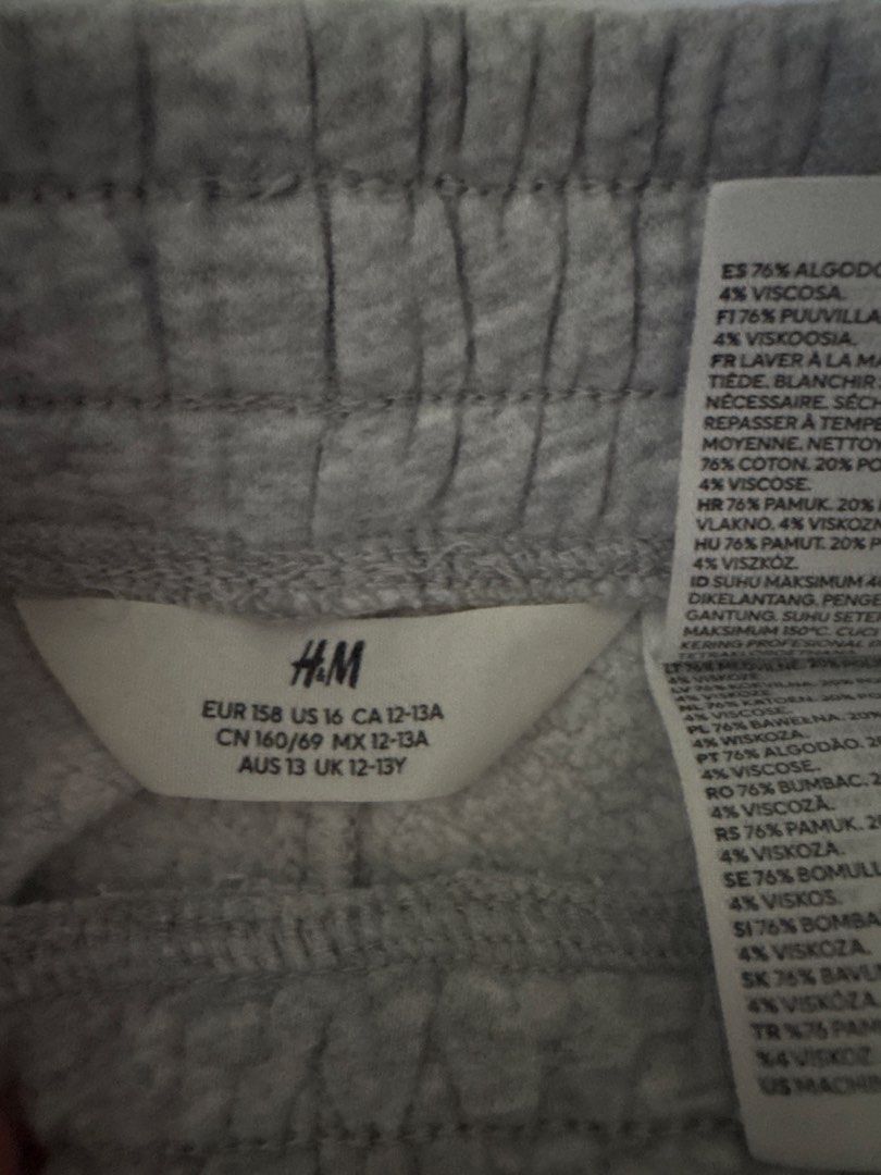 H&M Grey Cargo Shorts 7-10yo (Category: Babies & Kids Fashion) located in Binan City. Submitted by mituz (Listing ID 1452715641, Image 2). Description: - Comfy grey cargo shorts - Elastic waistband with drawstring for a perfect fit - Two convenient side pockets - Two functional cargo pockets - Ideal for everyday casual wear - Easily pairs with t-shirts and hoodie - W 13inches - L17inches.