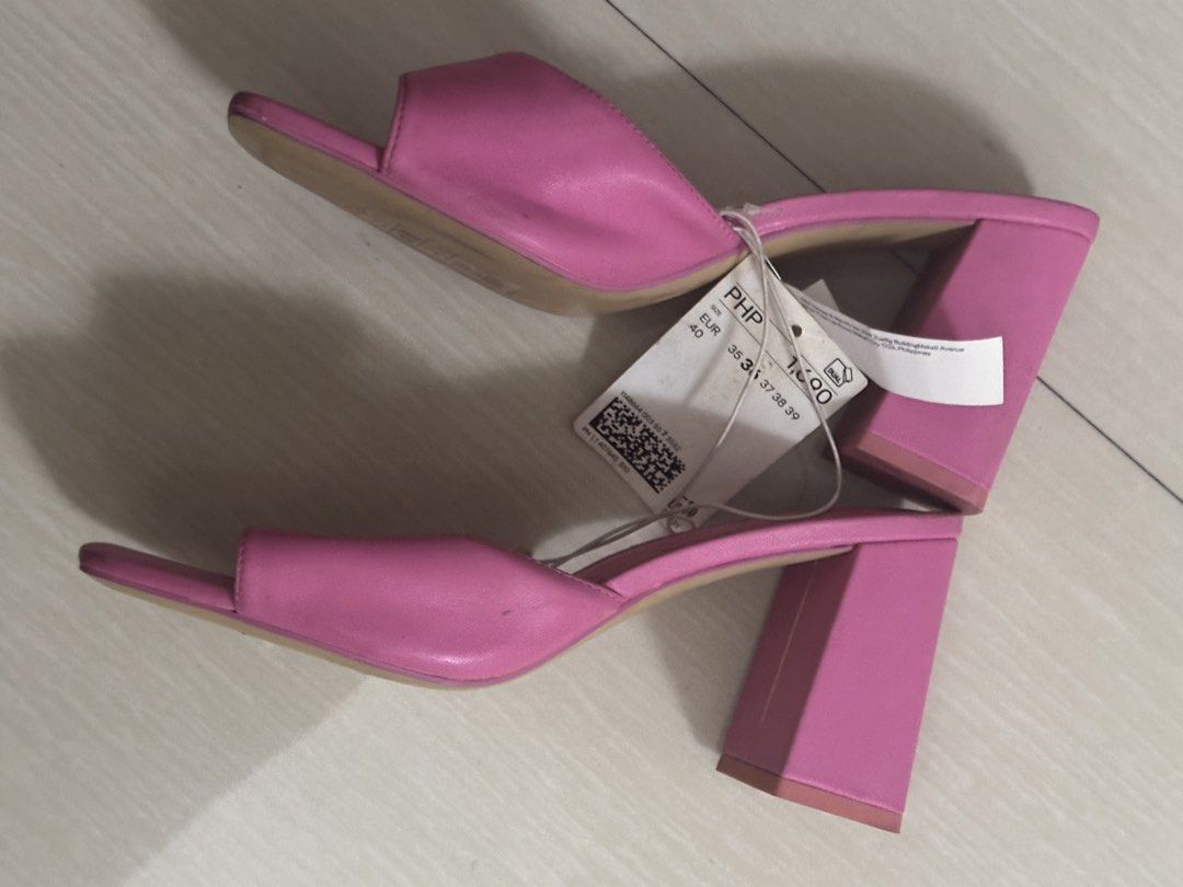 H&M Pink Block Heel Mules Sandals Size 36 (Category: Heels) located in Pasay City. Submitted by a.daneee (Listing ID 1452844608, Image 1). Description: - Brand: H&M - Color: Pink - Style: Block heel mules - Toe Style: Open toe - Heel Type: Comfortable block heel - Size: 36 EUR - Condition: Brand new with original tags attached - Versatility: Perfect for dressing up or down no issue just dirty .