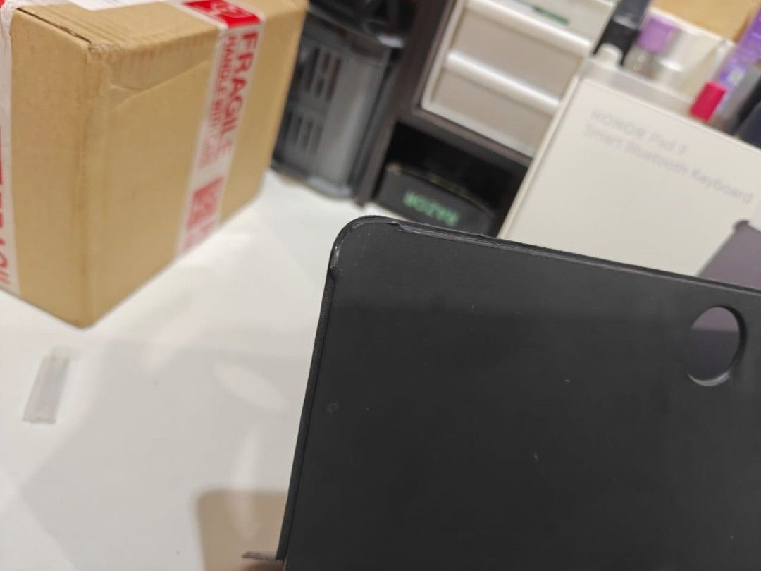 Honor Pad 9 (Category: Desktops) located in Kuala Lumpur. Submitted by syakiri30053943 (Listing ID 1452868898, Image 3). Description: Honor Pad 9 Boleh masuk sim card Color: space gray Ram: 8 gb Rom: 256 gb 8300 mAh battery 35W 12.1 screen size Snapdragon 6 gen 1 Condition baik 8.5⭐ -Dapat skali pen -Ada sedikit calar pada area bersebelahan charging port - screen elok -case keyboard ada patah clip sebelah tk jejas penggunaan keyboard Jual secara 