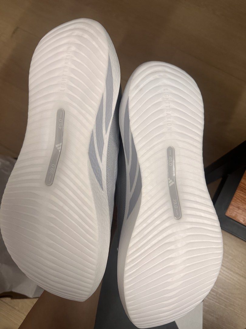 HYPERBOOST EDGE M （分類：波鞋）位於 Hong Kong。 由 jess_co 提交（商品編號 1452839656，圖片 2）。簡介： 全新冇着過 見面可以任check 亦可以同我攞多啲相。