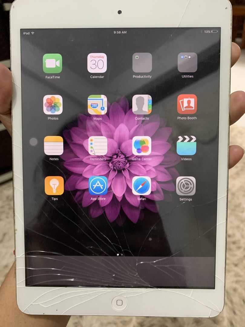 Ipad (Category: iPad) located in Caloocan City. Submitted by cprcn1990 (Listing ID 1452711006, Image 3). Description: see the picture basag ang screen pero walang lines yan magagamit pa yan ng kids .