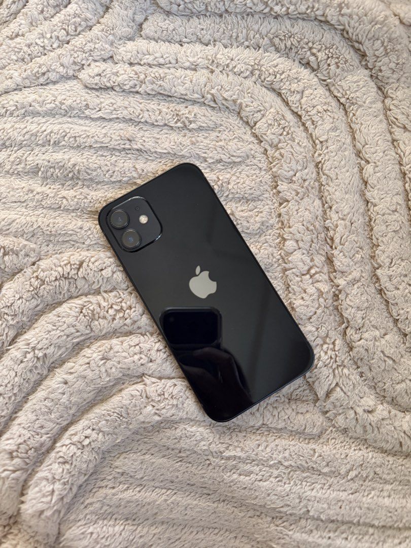 Iphone 12 lady owned (Category: iPhone X Series) located in Mexico. Submitted by Em_clothing (Listing ID 1452755706, Image 2). Description: Iphone 12, 128gb 75% battery health Rfs: Phone upgrade.