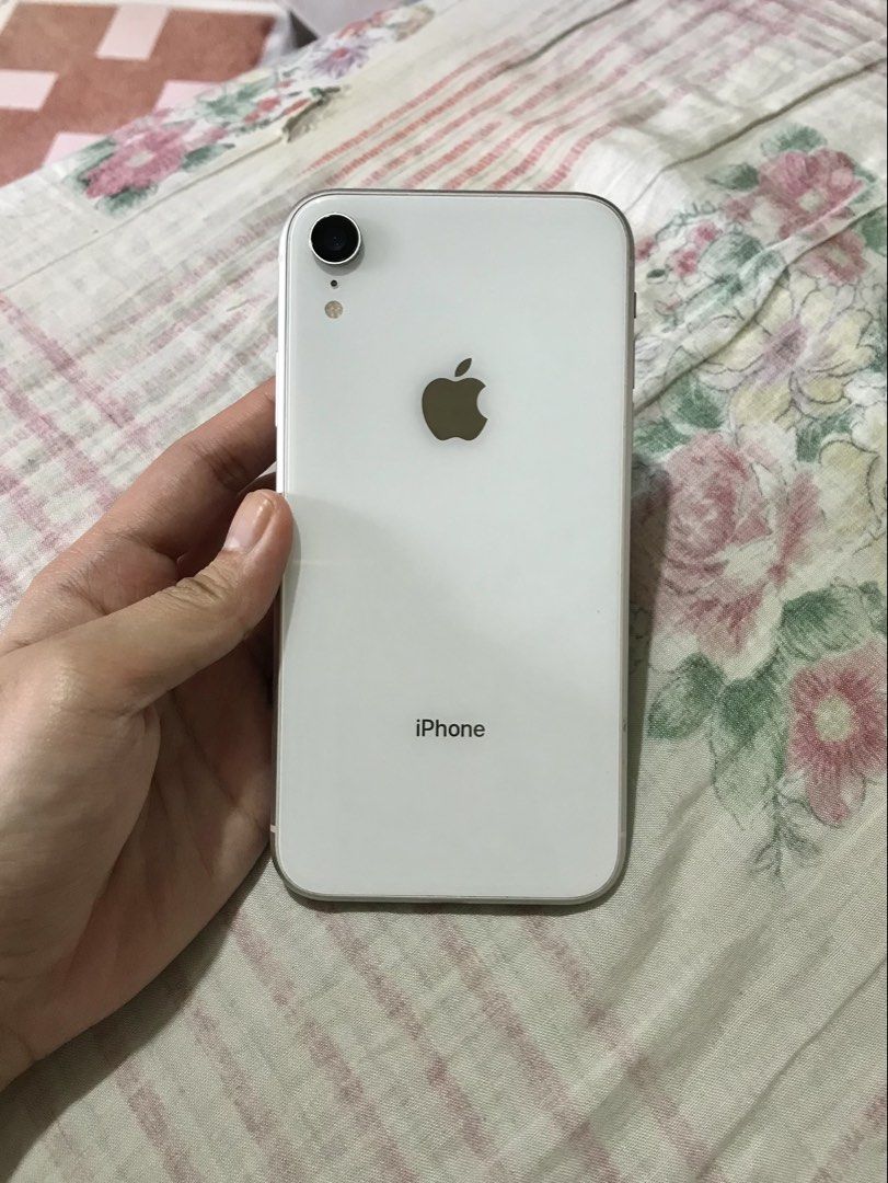 Iphone XR white (Category: iPhone X Series) located in Manila. Submitted by francesjv (Listing ID 1452754732, Image 2). Description: iphone xr 128gb white -₱6000 -71% BH orig -any sim -all working issue: slight dents (asa pic) kakapalit lang ng screen but orig meet up around novaliches.