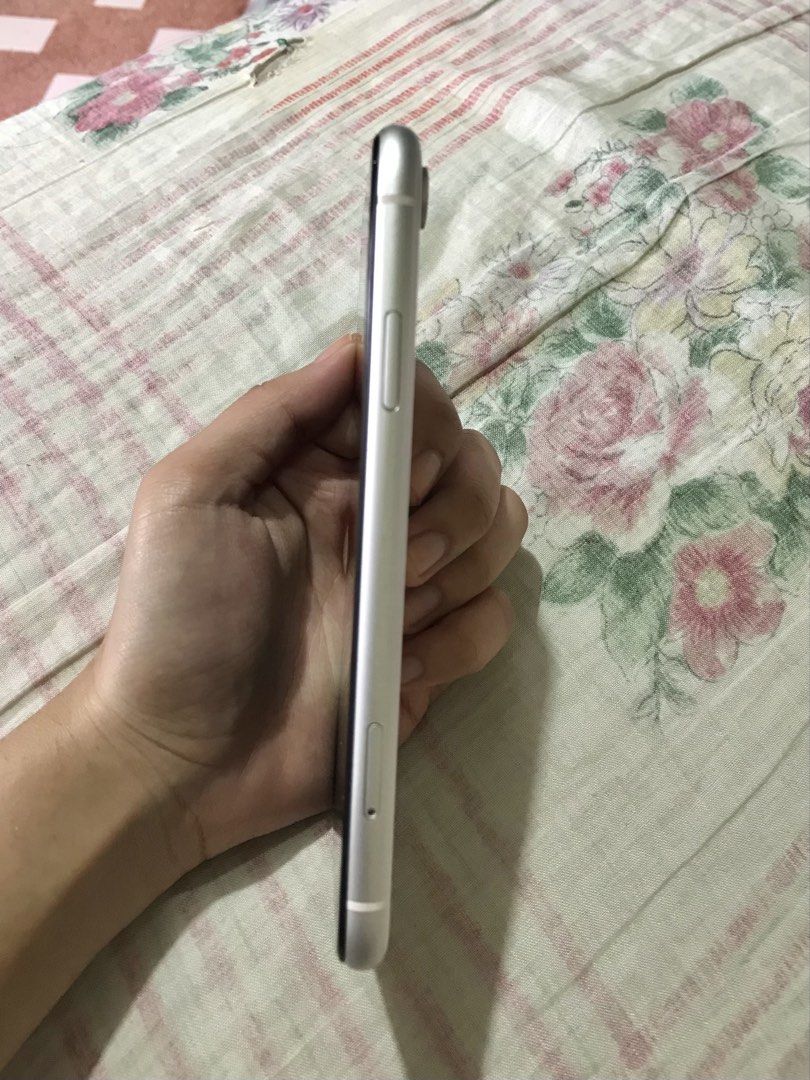 Iphone XR white (Category: iPhone X Series) located in Manila. Submitted by francesjv (Listing ID 1452754732, Image 3). Description: iphone xr 128gb white -₱6000 -71% BH orig -any sim -all working issue: slight dents (asa pic) kakapalit lang ng screen but orig meet up around novaliches.