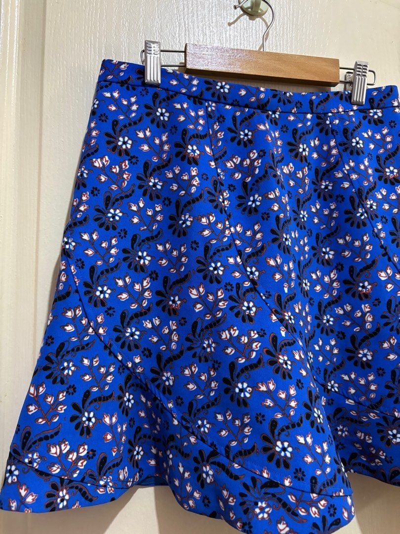 J Crew Blue Floral Skirt (Category: Skirts) located in Pasig City. Submitted by shopsmart.mnl (Listing ID 1452871522, Image 3). Description: In excellent almost new condition Length 16” Waist 27” .