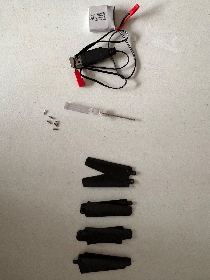 Jiestar Skyhunter (Category: Drones) located in Pasig City. Submitted by chingketeesph (Listing ID 1452711126, Image 3). Description: - Brand: Jiestar - Model: Skyhunter - Color: Black - Design: Sleek, foldable arms - Features: Includes drone controller (AAA battery not included), manual, mobile phone holder for flight monitoring, extra propellers, charging cable, drone battery pack and screwdriver - Condition: Good as new (tested 101% working) a