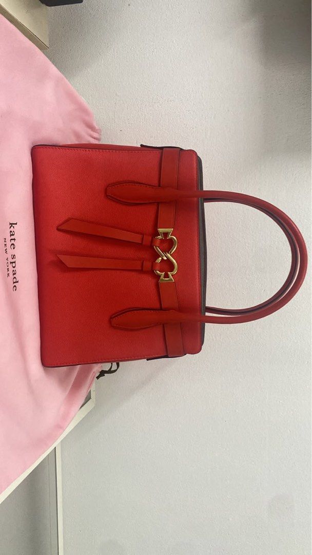 Kate spade (Category: Cross-body Bags) located in Kuala Terengganu. Submitted by shiedam (Listing ID 1452767310, Image 3). Description: Never use and in a good condition can nego with reasonable price ✨.