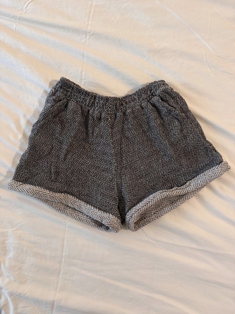 Knit Herringbone Pattern Shorts (Category: Shorts) located in Quezon City. Submitted by ianne.declutter (Listing ID 1452833582, Image 1). Description: - Stylish herringbone pattern shorts - Comfortable elastic waistband - Trendy cuffed hems with a contrasting stripe - Ideal for casual wear - Versatile and easy to pair with any top.