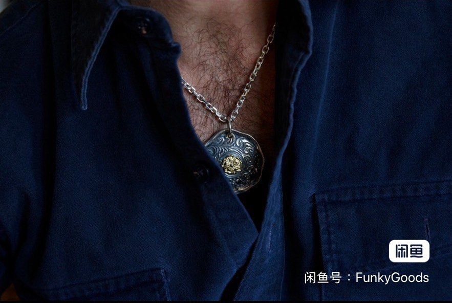 Larry Smith Karakusa Rose Circular Pendant No. 178 (18K, 22K Gold Accents) （分類：珠寶）位於 Hong Kong。 由 funkygoods 提交（商品編號 1452706452，圖片 2）。簡介： 金薔薇唐草銀餅 18k金薔薇＋22k金環 NL-0178 全新full set 購至官方授權經銷商。