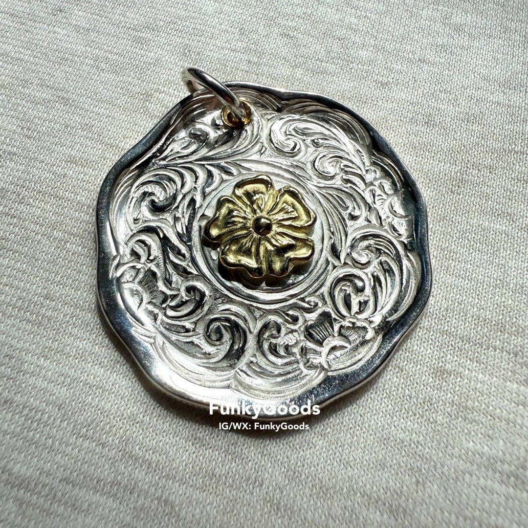 Larry Smith Karakusa Rose Circular Pendant No. 178 (18K, 22K Gold Accents) （分類：珠寶）位於 Hong Kong。 由 funkygoods 提交（商品編號 1452706452，圖片 1）。簡介： 金薔薇唐草銀餅 18k金薔薇＋22k金環 NL-0178 全新full set 購至官方授權經銷商。