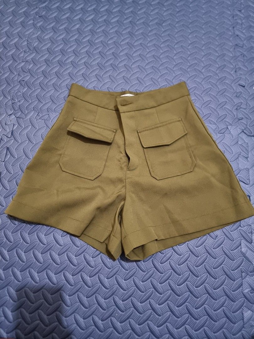 Lea lea Studio Olive Green Cargo Shorts Size M (Category: Shorts) located in Lopez. Submitted by declutteringproxie (Listing ID 1452720578, Image 2). Description: - Brand: Lealea Studio Bangkok - Color: Olive Green - Style: Cargo Shorts - Waist: High-waisted - Pockets: Two front pockets - Size: Medium (M) - Occasion: Casual wear RFS: wrong size.