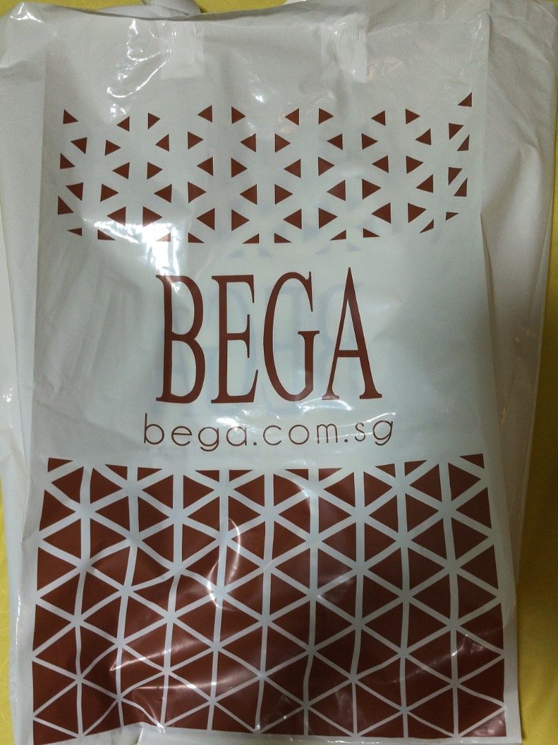 Leia Abstract Pattern Top (Category: Other Tops) located in Singapore. Submitted by kwick (Listing ID 1452828921, Image 1). Description: Delivery can be arranged (pls chat with me for further arrangement) - Brand: BEGA - Item: Abstract Pattern Top - Size: XL - Condition: Brand new (unworn) - Material: Cooling & stretchable - Reason for selling: Bought wrong size - Features: Very comfortable.