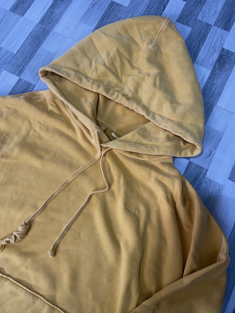 Levis Boxy Hoodie (Category: Activewear) located in Talavera. Submitted by thr1ftyren (Listing ID 1452829555, Image 3). Description: Size medium on tag Dimes 24x25 Excellent condition Color rate 9.5/10 Need wash only Mine 350 + sf Location nueva ecija .