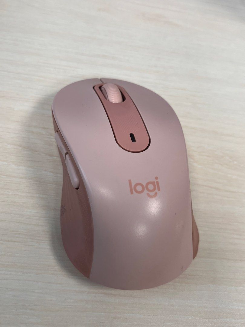 Logitech Mouse M650 (Category: Mouse & Mousepads) located in Pasig City. Submitted by luxurystreet (Listing ID 1452799733, Image 1). Description: -400-4000 DPI Silent Bluetooth Wireless USB Mouse -No issue -Price still negotiable .