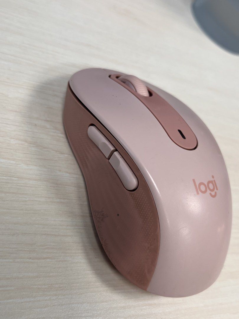 Logitech Mouse M650 (Category: Mouse & Mousepads) located in Pasig City. Submitted by luxurystreet (Listing ID 1452799733, Image 2). Description: -400-4000 DPI Silent Bluetooth Wireless USB Mouse -No issue -Price still negotiable .