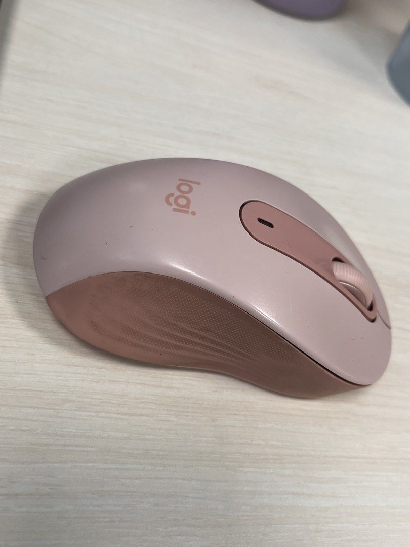 Logitech Mouse M650 (Category: Mouse & Mousepads) located in Pasig City. Submitted by luxurystreet (Listing ID 1452799733, Image 3). Description: -400-4000 DPI Silent Bluetooth Wireless USB Mouse -No issue -Price still negotiable .