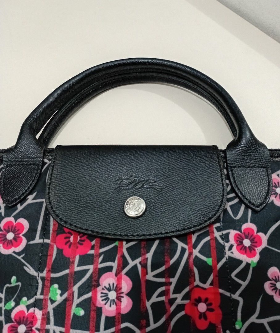 Longchamp Pliage Neo Medium Printed Tote Bag (Category: Luxury Bags & Wallets) located in Navotas City. Submitted by ms.soulana (Listing ID 1452706198, Image 3). Description: PreOwned Lightly Used Longchamp Pliage Neo Printed Medium tote bag Inclusion : Detachable Nylon Strap - Color: Black with vibrant floral print - Material: Leather handles and trim - Closure: Zipper Vislon Ykk Zip - Interior: Clean - Origin: Made in France Min Sign of Used - 