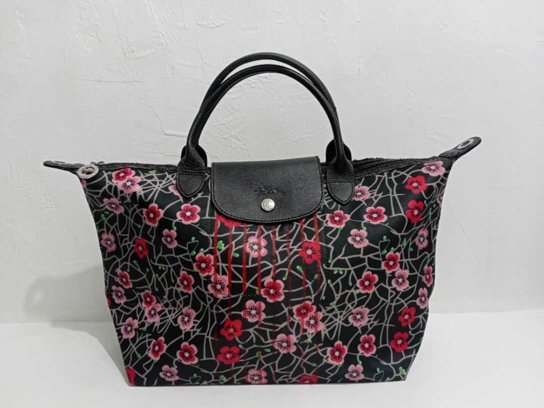 Longchamp Pliage Neo Medium Printed Tote Bag (Category: Luxury Bags & Wallets) located in Navotas City. Submitted by ms.soulana (Listing ID 1452706198, Image 1). Description: PreOwned Lightly Used Longchamp Pliage Neo Printed Medium tote bag Inclusion : Detachable Nylon Strap - Color: Black with vibrant floral print - Material: Leather handles and trim - Closure: Zipper Vislon Ykk Zip - Interior: Clean - Origin: Made in France Min Sign of Used - 