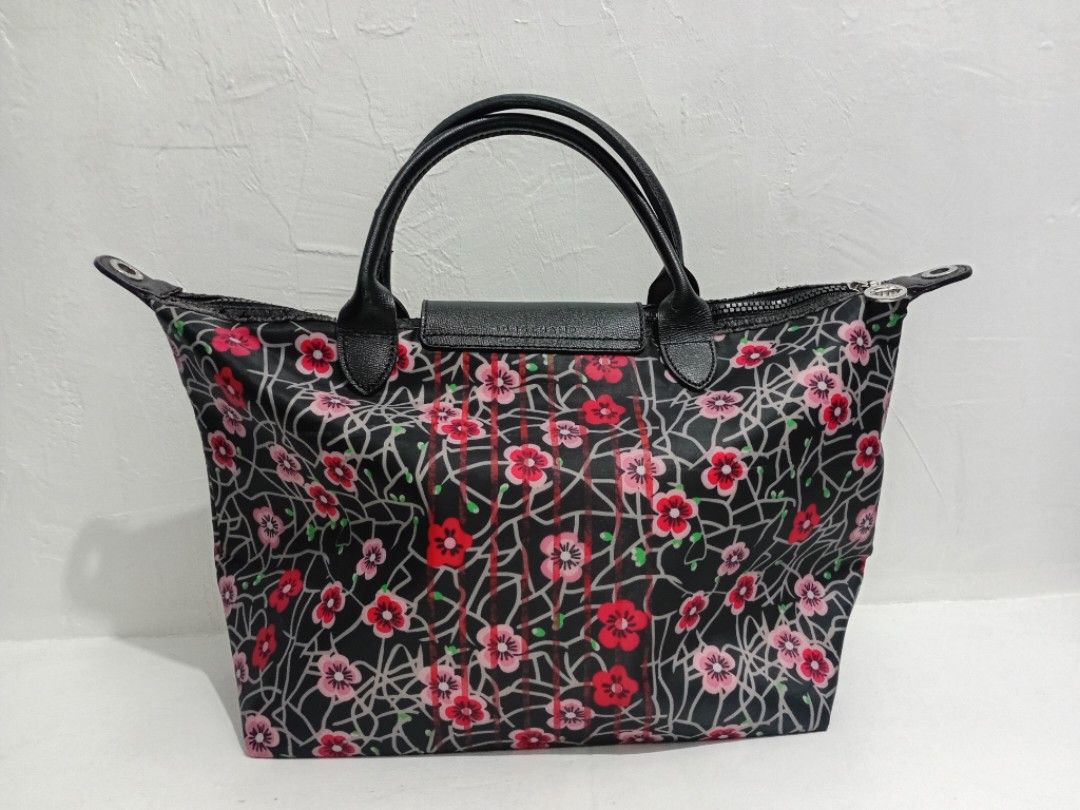 Longchamp Pliage Neo Medium Printed Tote Bag (Category: Luxury Bags & Wallets) located in Navotas City. Submitted by ms.soulana (Listing ID 1452706198, Image 2). Description: PreOwned Lightly Used Longchamp Pliage Neo Printed Medium tote bag Inclusion : Detachable Nylon Strap - Color: Black with vibrant floral print - Material: Leather handles and trim - Closure: Zipper Vislon Ykk Zip - Interior: Clean - Origin: Made in France Min Sign of Used - 