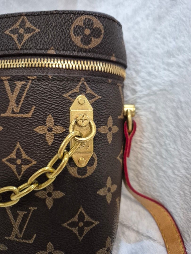 Louis Vuitton Monogram Phone Box Bag with Chain (Category: Luxury Bags & Wallets) located in Cebu City. Submitted by chocowaffol (Listing ID 1452760400, Image 2). Description: not coded.
