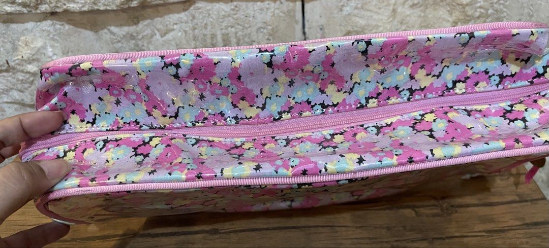 make up bag (Category: Makeup) located in San Fernando. Submitted by japansurpluselyu (Listing ID 1452799951, Image 3). Description: .