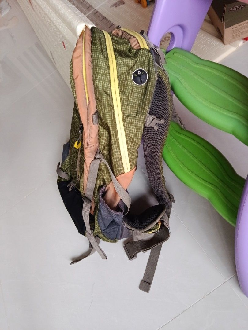 Maleroads backpack (Category: Backpacks) located in Singapore. Submitted by herecomethesun (Listing ID 1452770029, Image 2). Description: collect at 370c Sembawang Avenue .