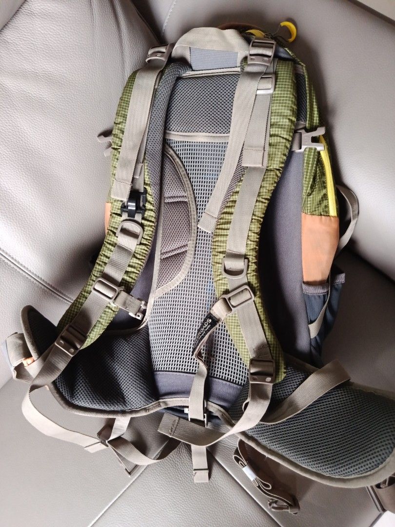 Maleroads backpack (Category: Backpacks) located in Singapore. Submitted by herecomethesun (Listing ID 1452770029, Image 3). Description: collect at 370c Sembawang Avenue .