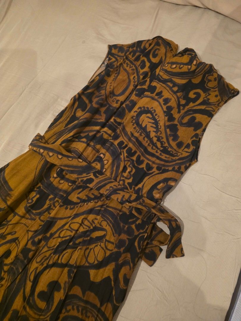 Mango Paisley Print Wide Leg Jumpsuit (Category: Jumpsuits) located in Makati City. Submitted by kaisabb (Listing ID 1452849253, Image 2). Description: - Brown and black paisley print jumpsuit - Sleeveless design - Features a tie waist for a flattering fit - Wide leg pants for comfort and style - Versatile for casual day or night out.