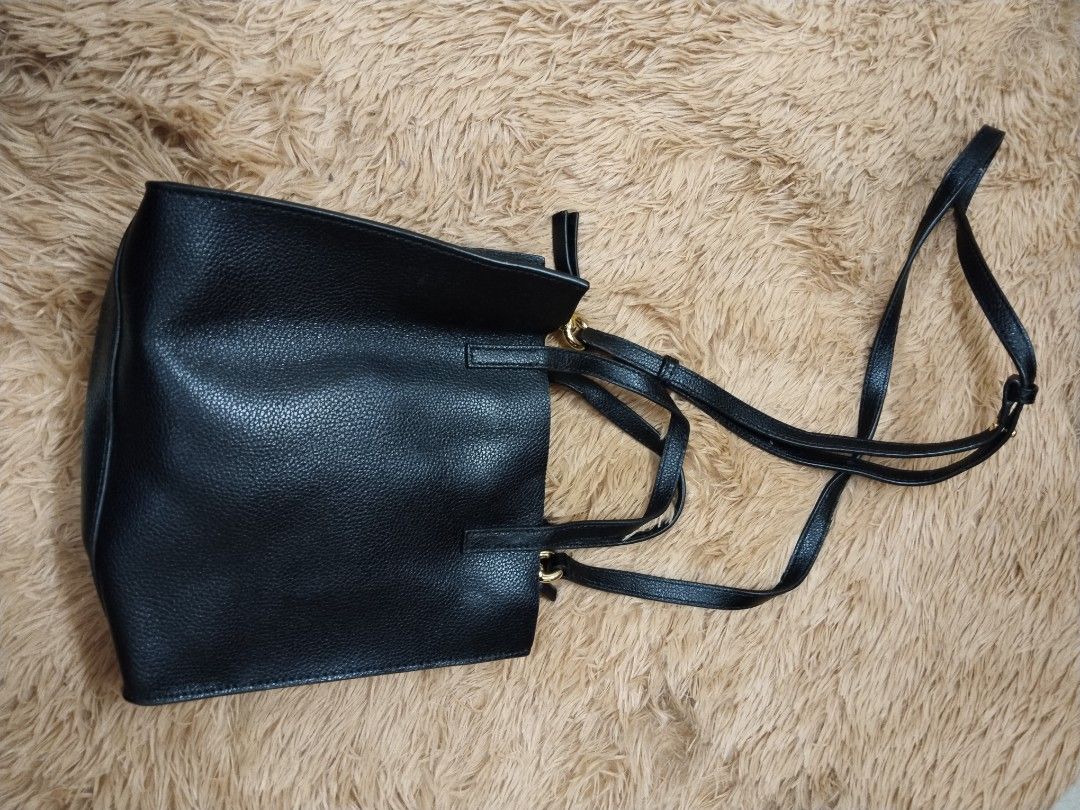 Marc Jacobs Black Leather Tote Bag with Lock (Category: Luxury Bags & Wallets) located in Pasay City. Submitted by emelsthrift1997 (Listing ID 1452822936, Image 2). Description: - Authentic Marc Jacobs black leather tote bag - Features the iconic signature lock detail on the front - Comes with a detachable shoulder strap for versatile carrying - Model number: M0015685 001 - Ideal everyday bag for work or casual outings.