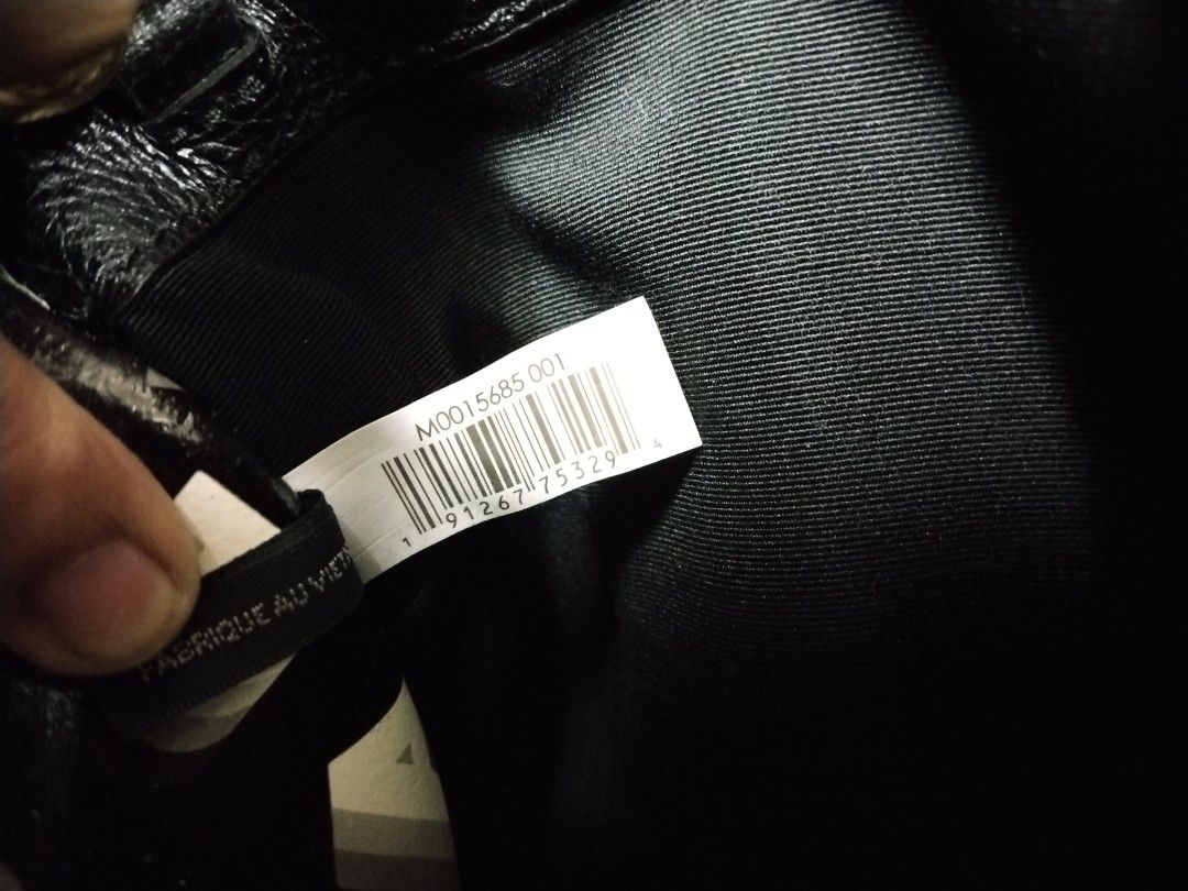 Marc Jacobs Black Leather Tote Bag with Lock (Category: Luxury Bags & Wallets) located in Pasay City. Submitted by emelsthrift1997 (Listing ID 1452822936, Image 3). Description: - Authentic Marc Jacobs black leather tote bag - Features the iconic signature lock detail on the front - Comes with a detachable shoulder strap for versatile carrying - Model number: M0015685 001 - Ideal everyday bag for work or casual outings.