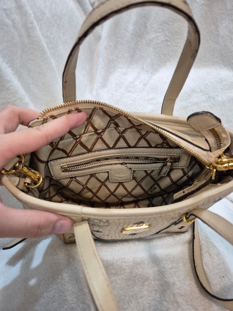 MCM Mini Aren Tote Bag (Category: Luxury Bags & Wallets) located in Cebu City. Submitted by chocowaffol (Listing ID 1452763073, Image 3). Description: authentic mcm issue: needs repair rubber lining hardware needs polishing .