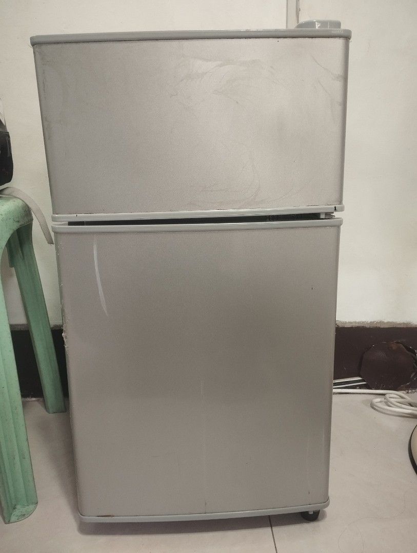 Mini Fridge Freezer Combo (Category: Refrigerators and Freezers) located in Manila. Submitted by zeus025 (Listing ID 1452738972, Image 1). Description: - Compact mini fridge with a top freezer compartment. - Ideal for dorm rooms, offices, or any small space. - Keeps beverages and snacks perfectly chilled. - Freezer section is great for ice cream and frozen goods. - Sleek silver exterior. - In excellent working condition..