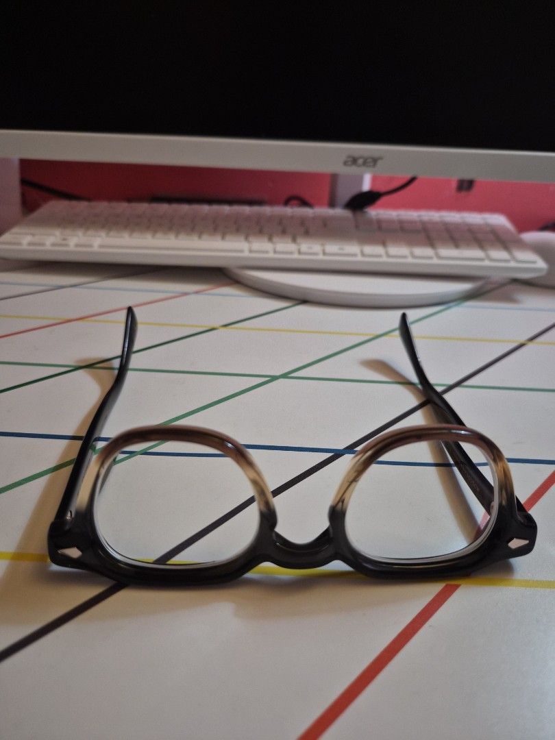 MOSCOT (Category: Sunglasses & Eyewear) located in Singapore. Submitted by shikandar14 (Listing ID 1452699633, Image 3). Description: MOSCOT DOLT 46-23-145 Grey Brown fade original brought from Jamco optical come with casing .. prescription lens....