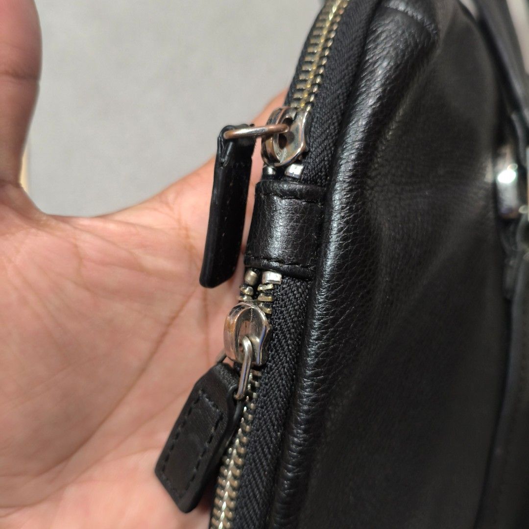 Nava Samsung laptop bag (Category: Laptop Bags & Sleeves) located in Calatrava. Submitted by ermitany0 (Listing ID 1447438419, Image 2). Description: Nava Samsung laptop bag very good condition width x length: 16x13.5" issue: no sling, sign of glue repair sa Isang kabitan Ng sling, still presentable ok pa kulay.. please check photos for more details ✅⬇️ location: Negros Occidental PM if interested 📩📩📩📩🙂.
