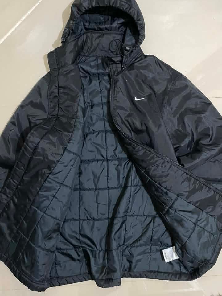 vintage Nike Black Hooded (Category: Coats, Jackets and Outerwear) located in Caloocan City. Submitted by bry_anjay (Listing ID 1452782371, Image 2). Description: - Black Nike puffer jacket - Hooded design - Quilted lining for warmth - Full zip closure - Two front pockets - Drawstring on hood - Made in China - Perfect for cold weather.