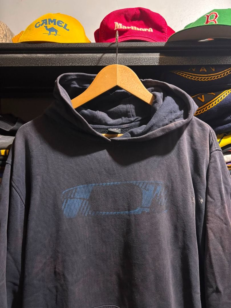 Oakley Blue Logo Hoodie Size L (Category: Hoodies) located in General Santos City (Dadiangas). Submitted by andrei_ciocon (Listing ID 1452752409, Image 2). Description: - 24x28 - Vintage Oakley Hoodie - Color: Dark Navy Blue - Classic Oakley Logo (Blue) on Front - Front Pocket - Size: Large - Made in China.