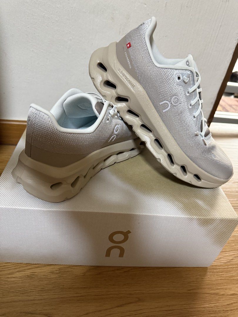On Cloud - Cloudtilt (Category: Sneakers) located in Singapore. Submitted by mickey-tan (Listing ID 1452801449, Image 2). Description: .