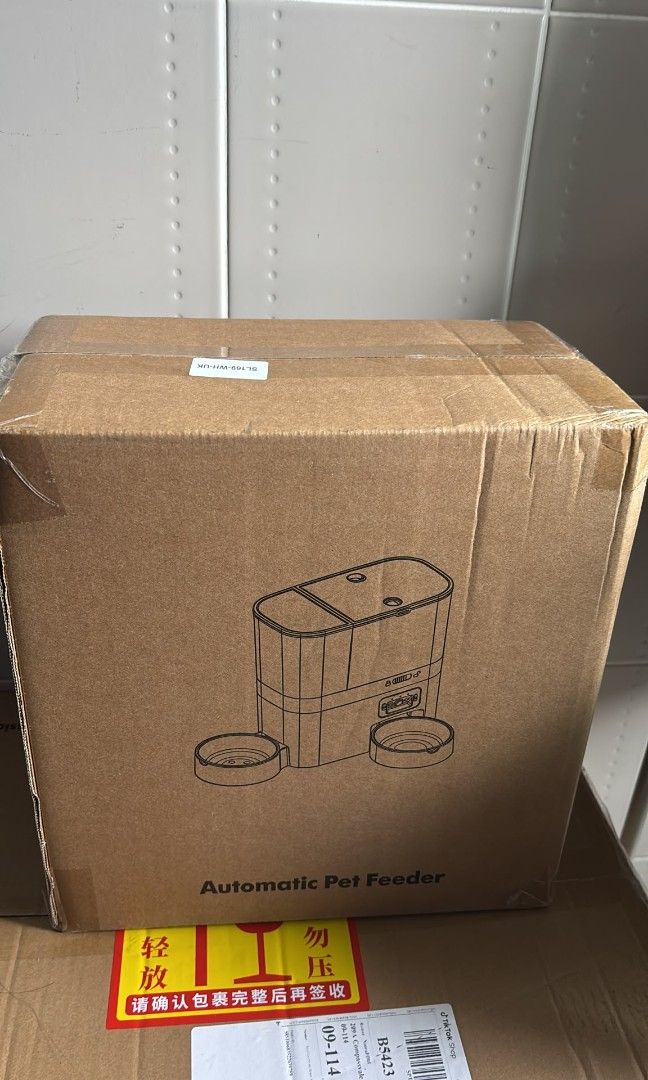Pet food dispenser (Category: Pet Food) located in Singapore. Submitted by affordablyindie (Listing ID 1452745708, Image 3). Description: Brand new Still unopened in box Selling at a loss.