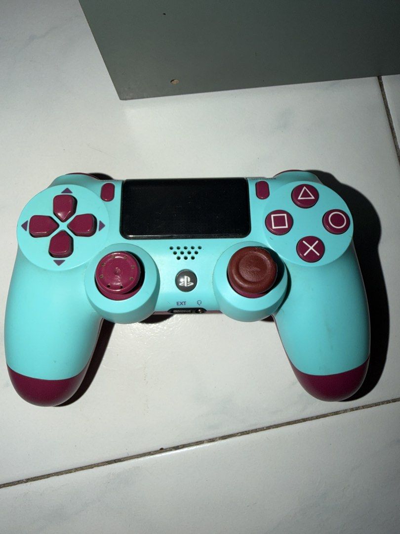 PS4 (Category: PlayStation) located in Singapore. Submitted by sadisticka97563 (Listing ID 1452823938, Image 3). Description: 210$ comes with console 🎮 230$ comes with console and 6 games‼️.