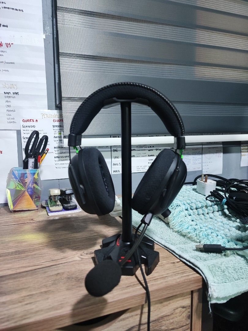 Razer Gaming Headset Wired with Stand and Pouch (Category: Headphones & Headsets) located in Manila. Submitted by rave_234 (Listing ID 1452727074, Image 1). Description: Selling my Razer gaming headset. Comes with its original stand and a soft pouch for storage. The Razer logo is clearly visible on the earcups. RFS: May Ipad na and twice lang nagamit Orig Price: 4800.