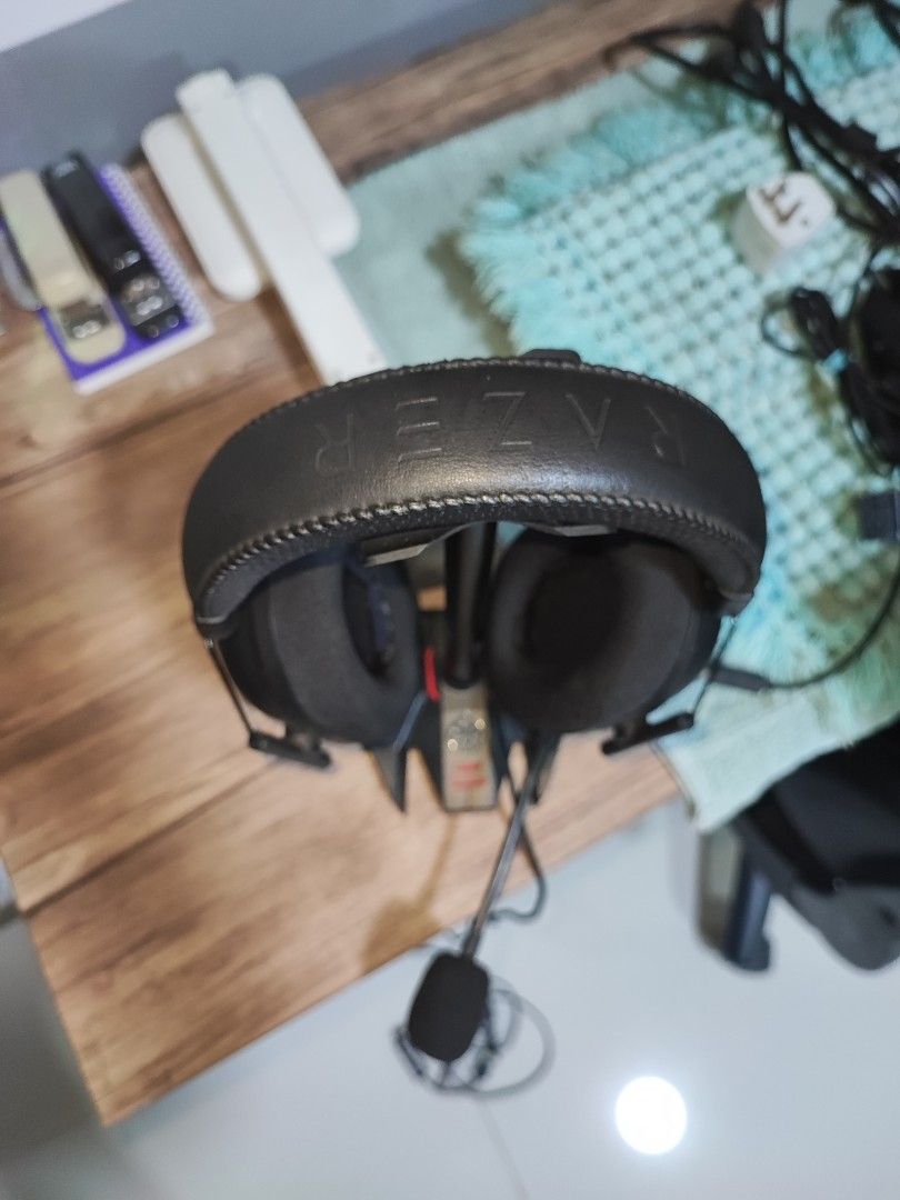 Razer Gaming Headset Wired with Stand and Pouch (Category: Headphones & Headsets) located in Manila. Submitted by rave_234 (Listing ID 1452727074, Image 2). Description: Selling my Razer gaming headset. Comes with its original stand and a soft pouch for storage. The Razer logo is clearly visible on the earcups. RFS: May Ipad na and twice lang nagamit Orig Price: 4800.