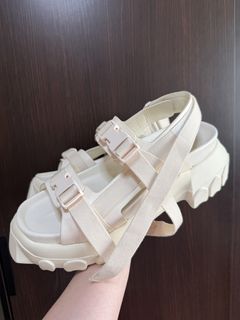 (Category: ) located in . Submitted by allthingsfashionsg (Listing ID 1452766486, Image 1). Description: .