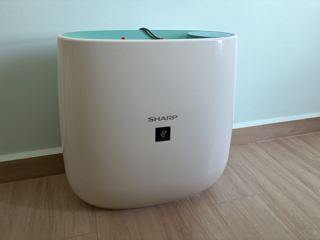 Sharp Purifier (Category: Air Purifiers & Dehumidifiers) located in Singapore. Submitted by jennifer28 (Listing ID 1452709447, Image 1). Description: - Sharp air purifier - Clean white design with teal top accent - Improves air quality - Meetup available at Potong Pasir MRT (NE10).