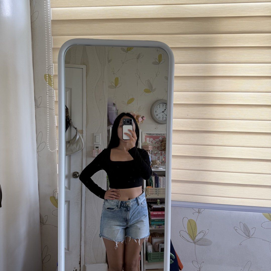 Shein Black Square Neck Long Sleeve Crop Top (Category: Others Tops) located in Cavite. Submitted by kydeclutter (Listing ID 1452774059, Image 2). Description: - Black long sleeve crop top with a flattering square neckline - Only worn twice! .